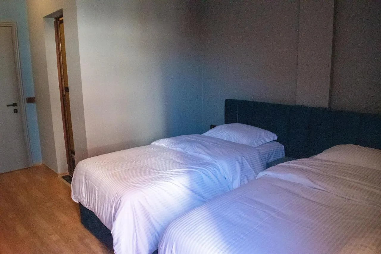 Hotel Tirona אלבניה