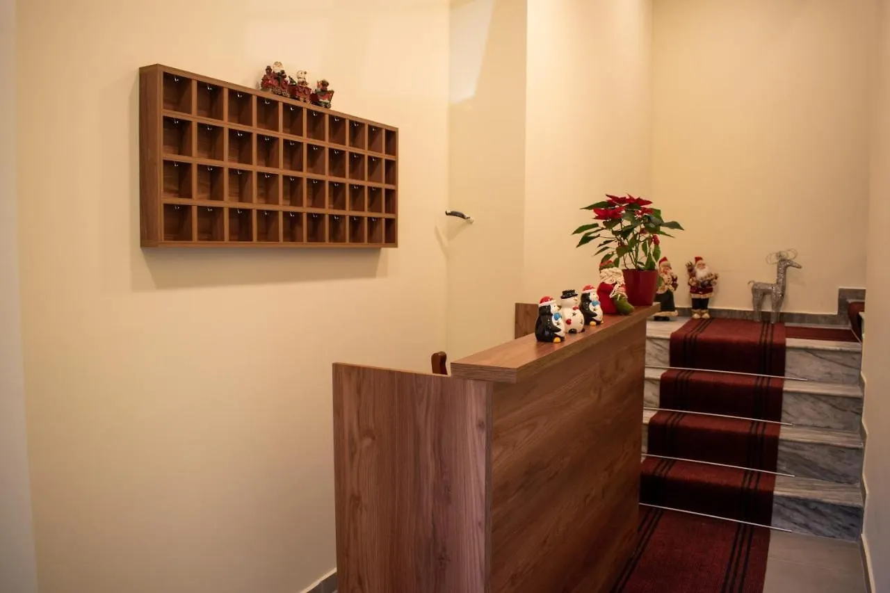 Hotel Tirona אלבניה
