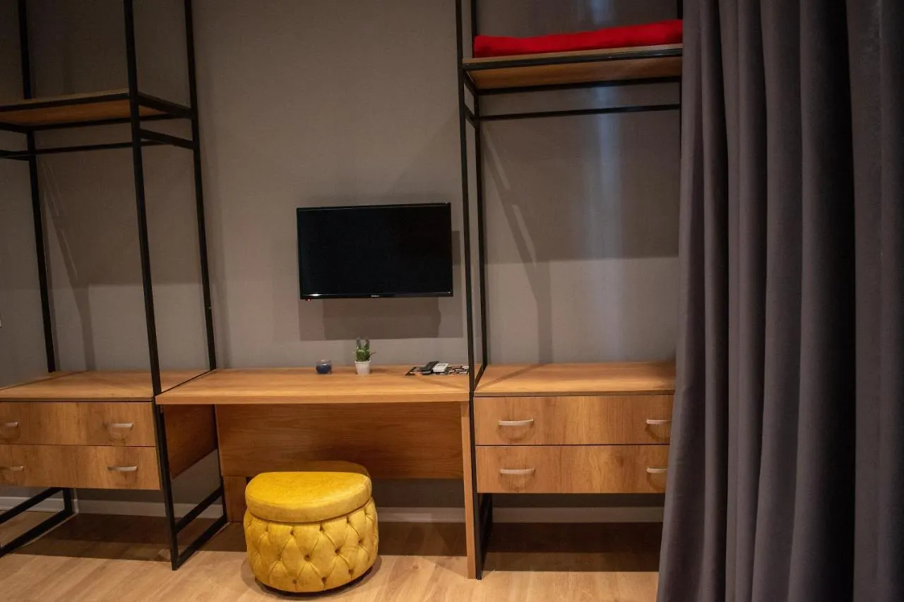 Hotel Tirona אלבניה
