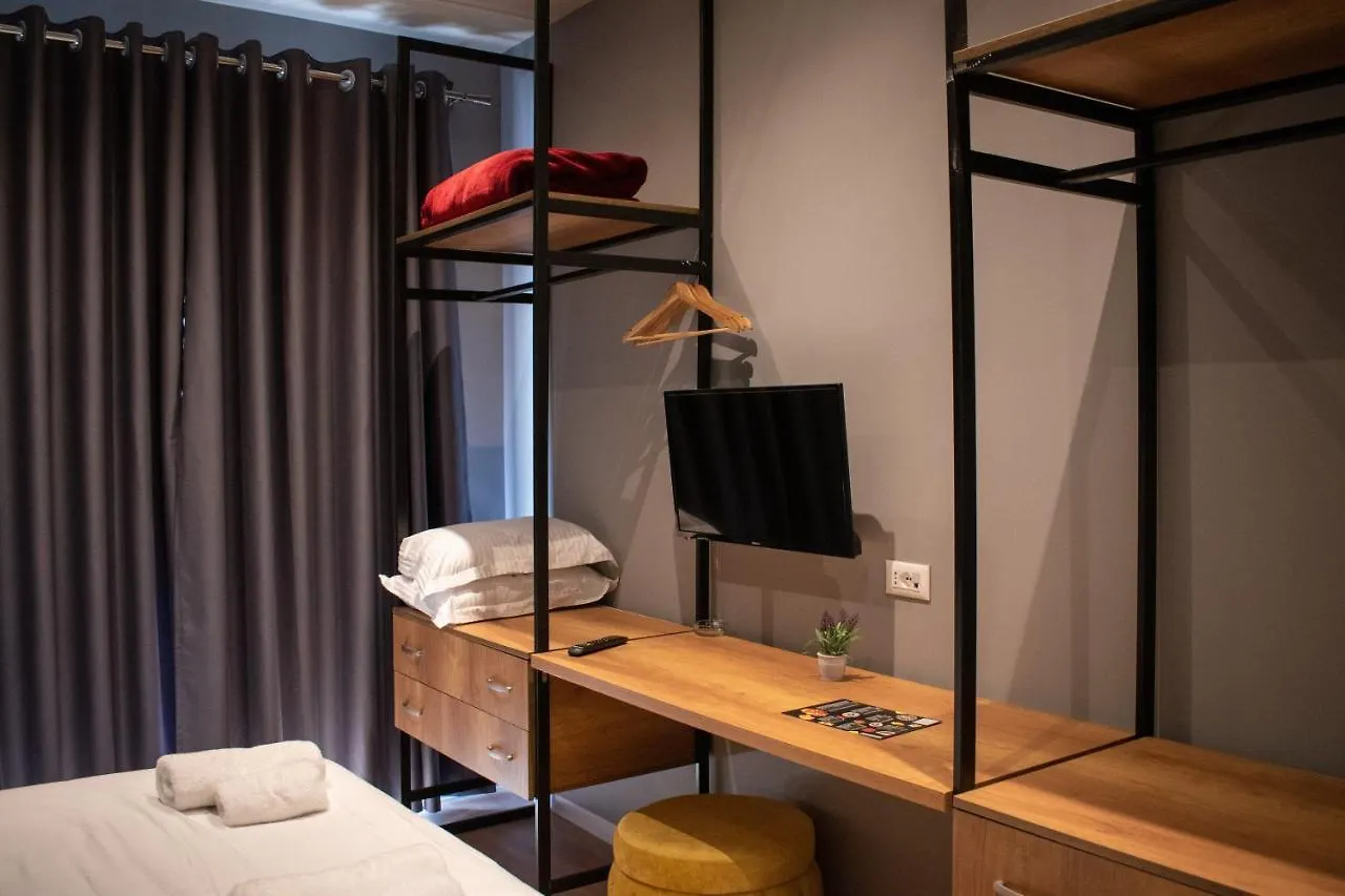 Hotel Tirona אלבניה