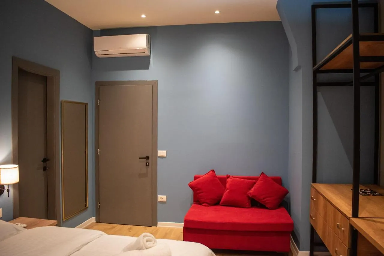 Hotel Tirona אלבניה